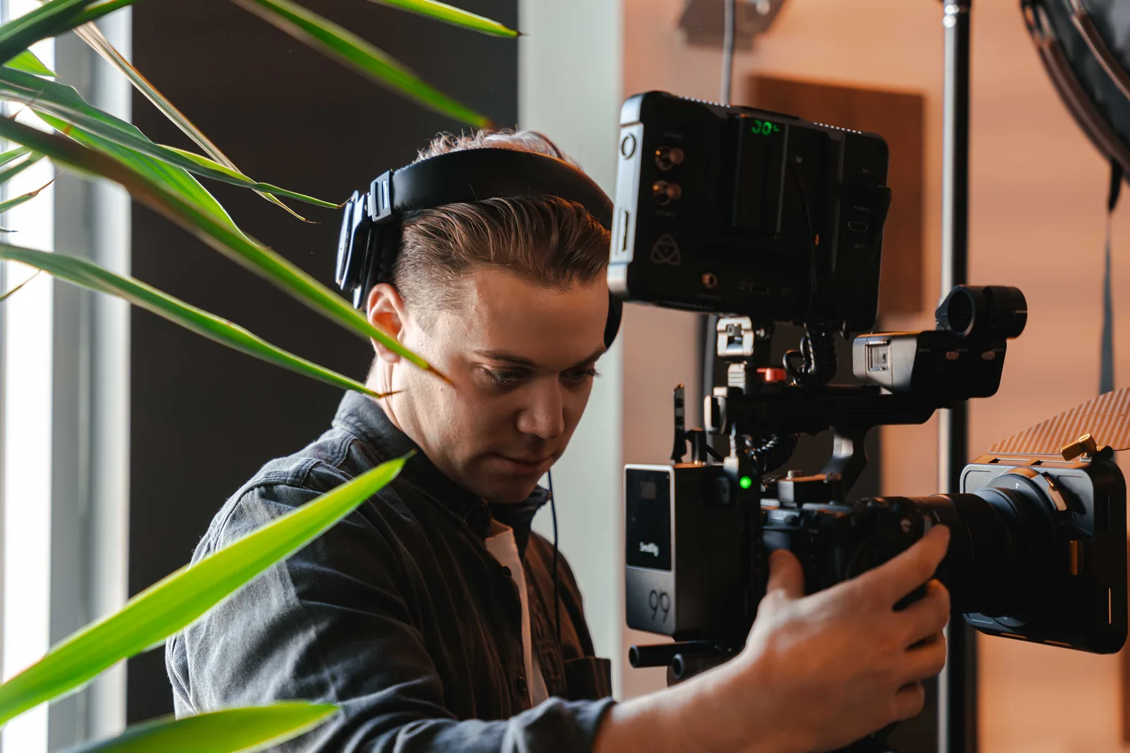 Un membre de l'équipe de Pour Vrai en tournage corporatif
