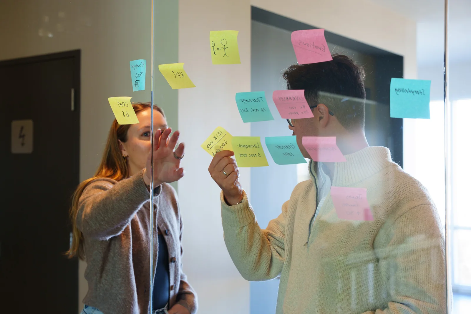 Séance de stratégie de contenu sur un mur de post-its