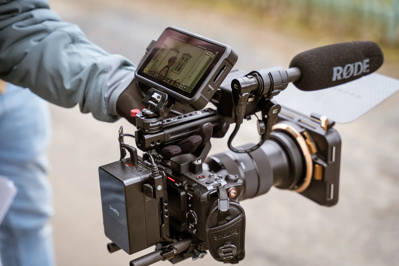 Caméra et micro prêts pour une journée de tournage
