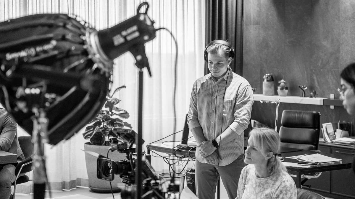 Plateau de tournage en entreprise, caméra et éclairage
