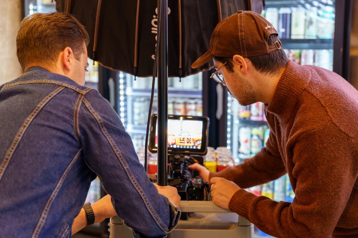 L'équipe de tournage en préparation d'un plan en commerce