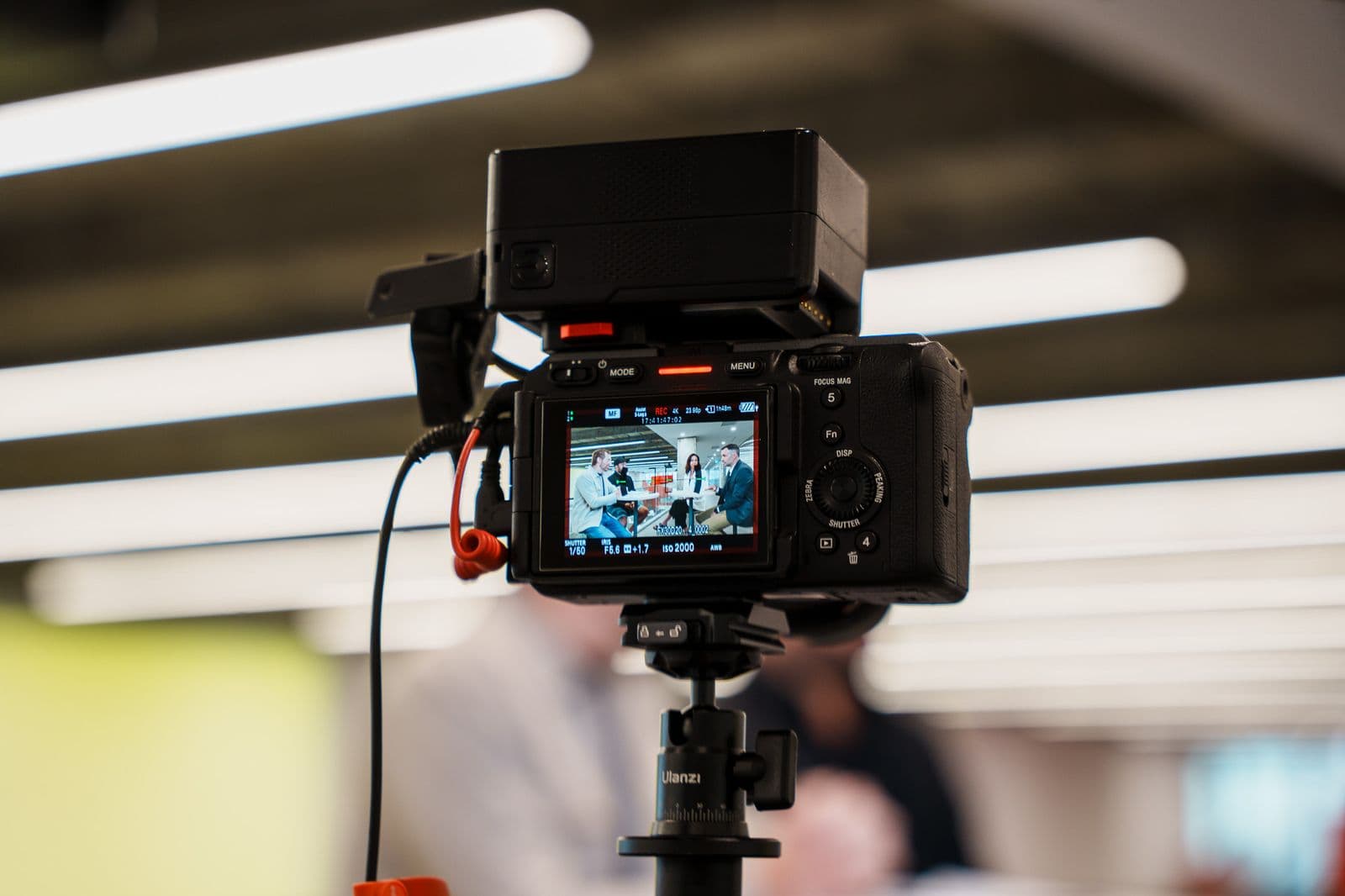 Caméra en captation lors d'un tournage sur le terrain