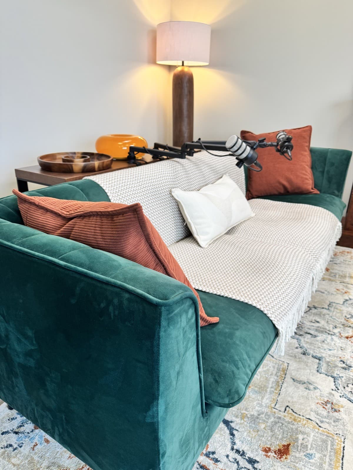 Détail du sofa de velours et des coussins du set cozy