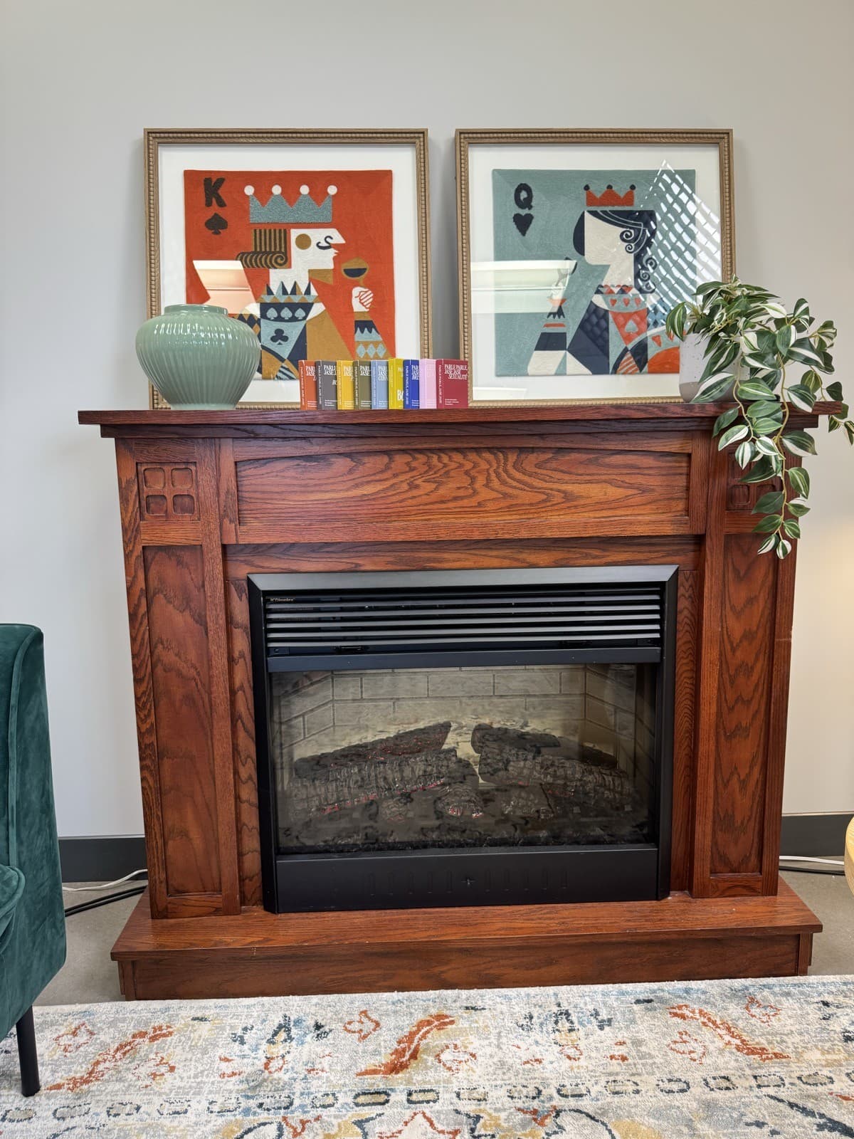 Foyer de bois avec cadres et objets décoratifs