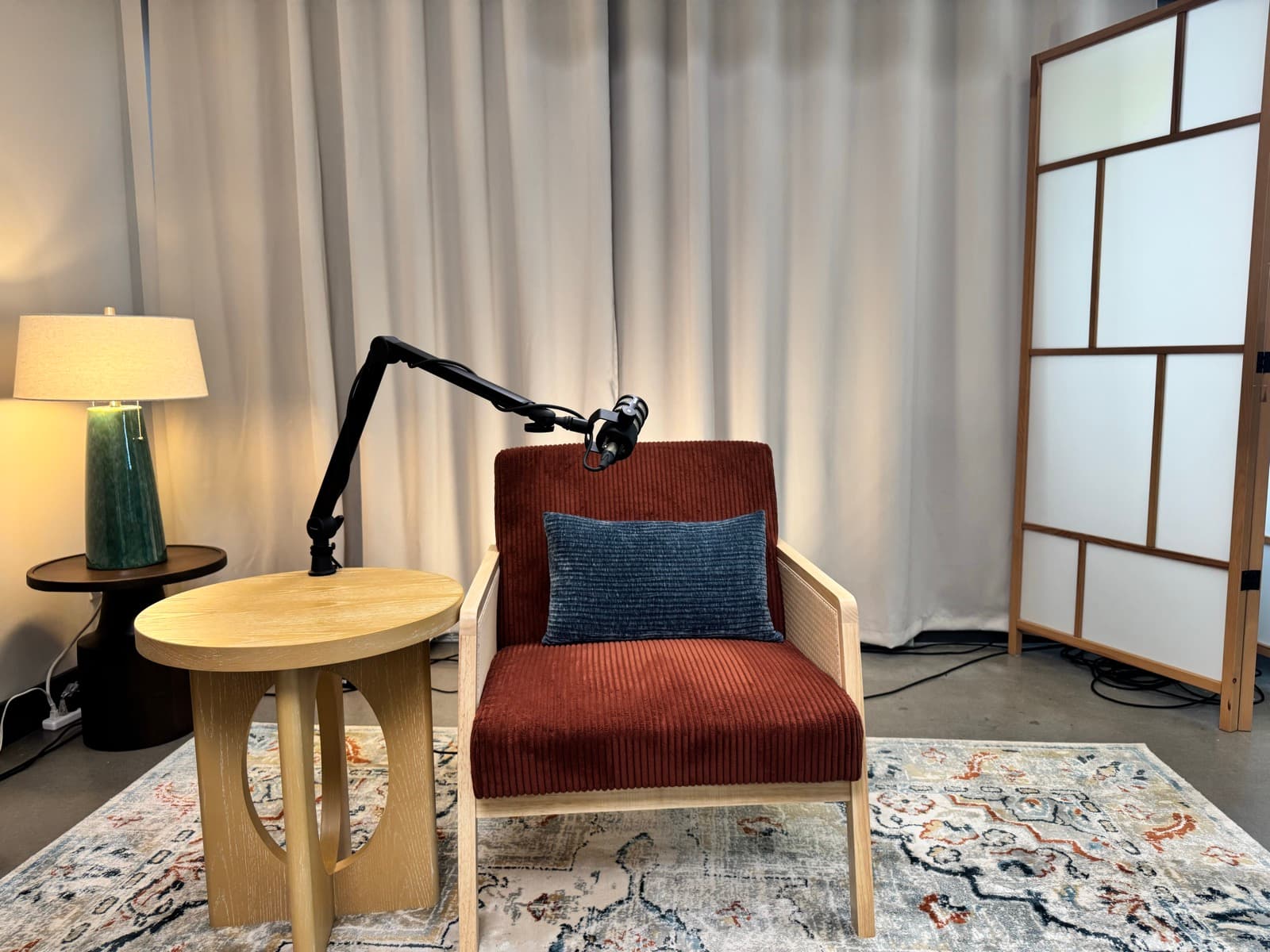 Fauteuil et table d'appoint du set cozy, prêts pour une entrevue