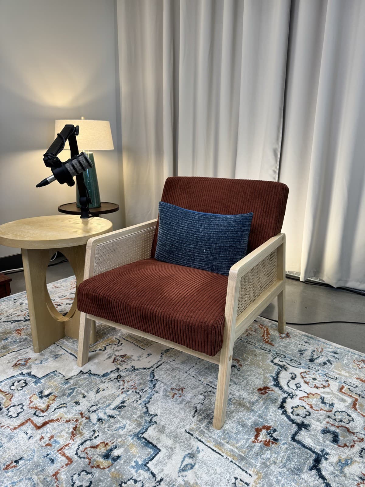 Fauteuil rouille avec micro sur pied, dans le set cozy