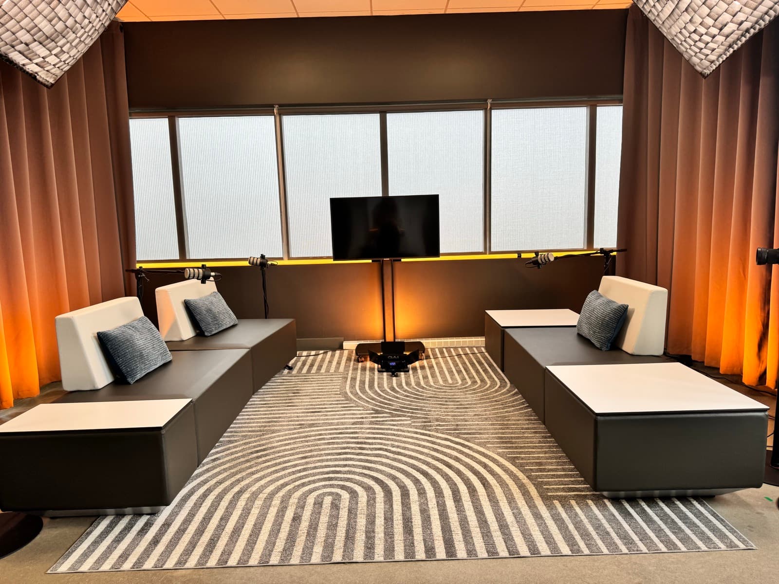 Le set moderne : banquette, écran et tapis à courbes