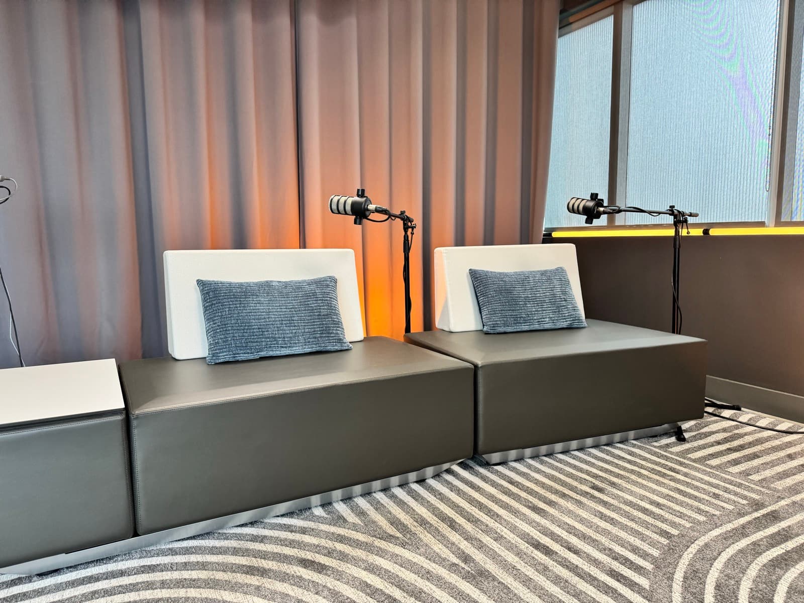 Le set moderne vu de face, deux places assises