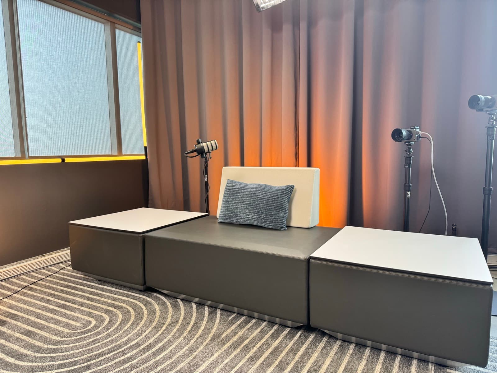 Détail de la banquette et du tapis graphique du set moderne