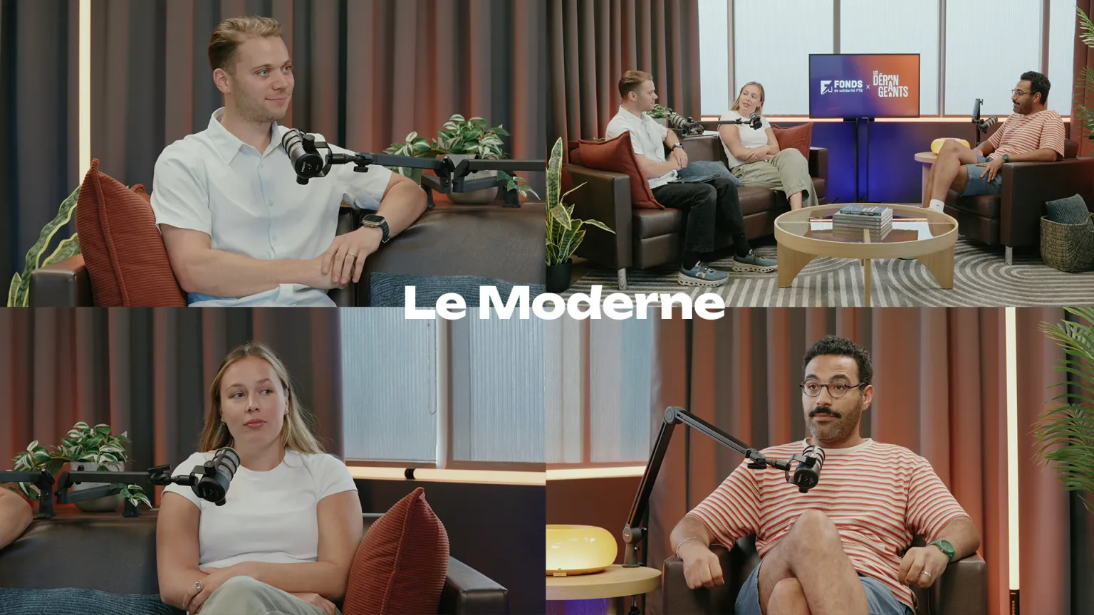 Le set Moderne pendant un tournage : fauteuils, rideaux ambrés et écran, trois invités au micro