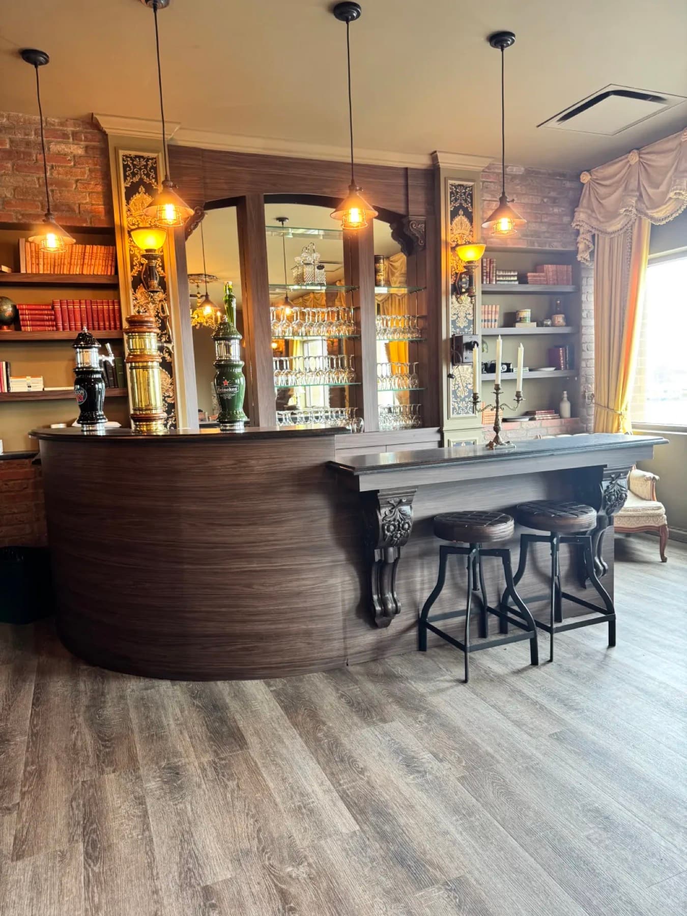 Le bar de bois sombre du speakeasy, avec ses tabourets