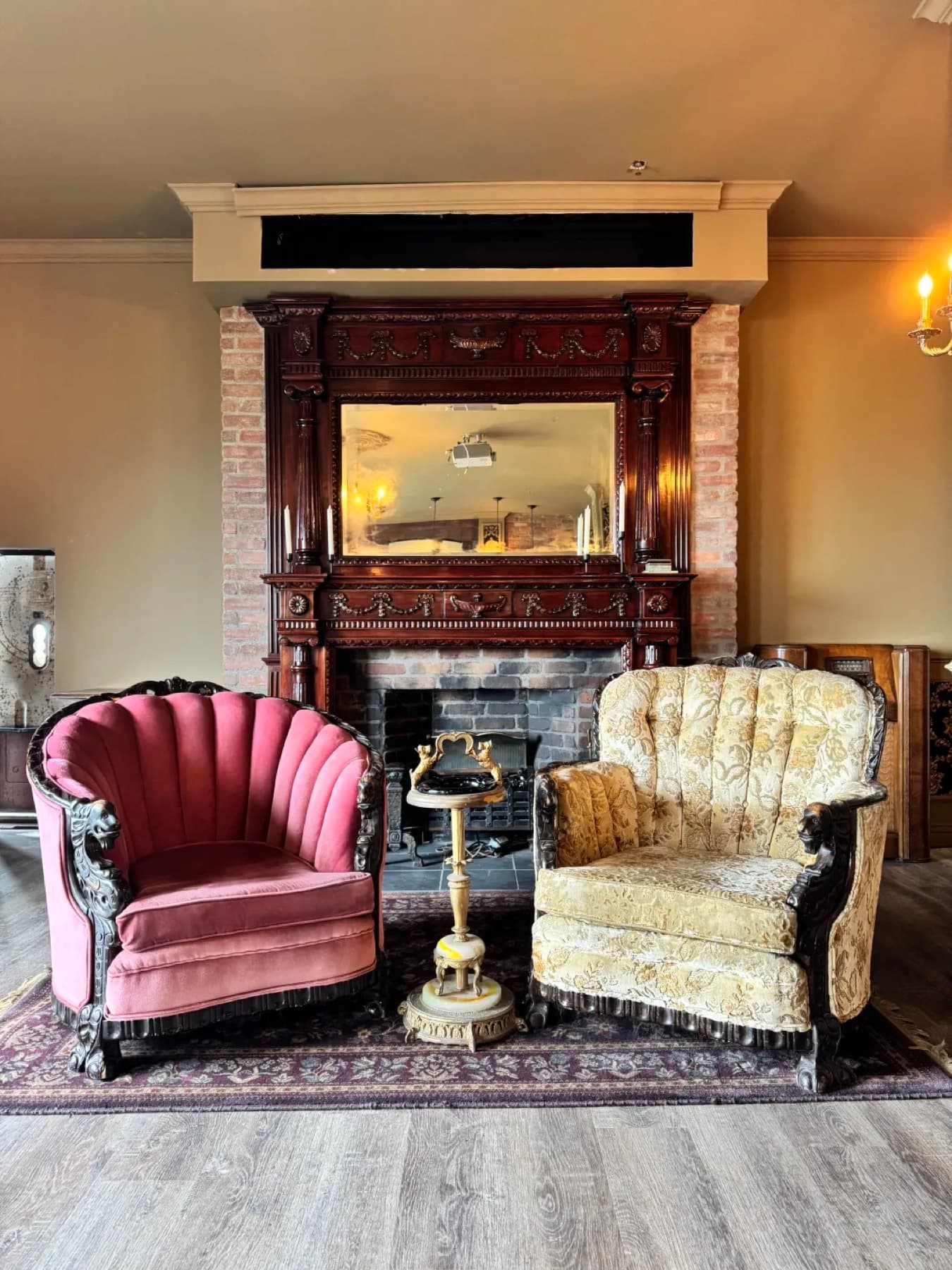Fauteuils de velours et foyer orné dans le salon du speakeasy