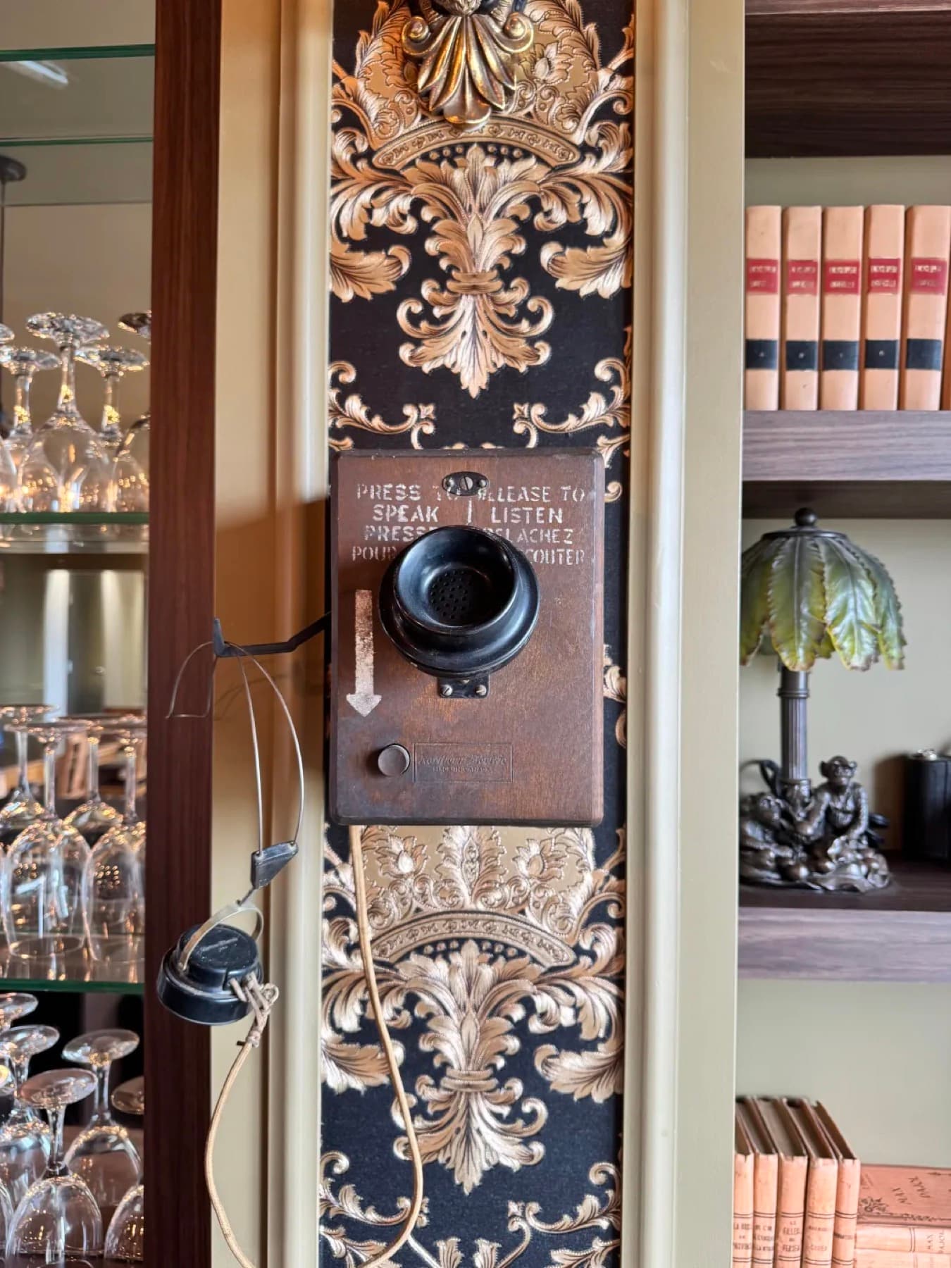 Téléphone ancien sur boiserie sculptée du speakeasy