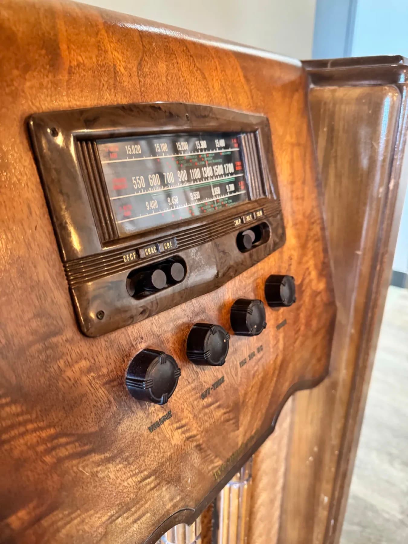 Radio d'époque encastrée dans le bois du speakeasy