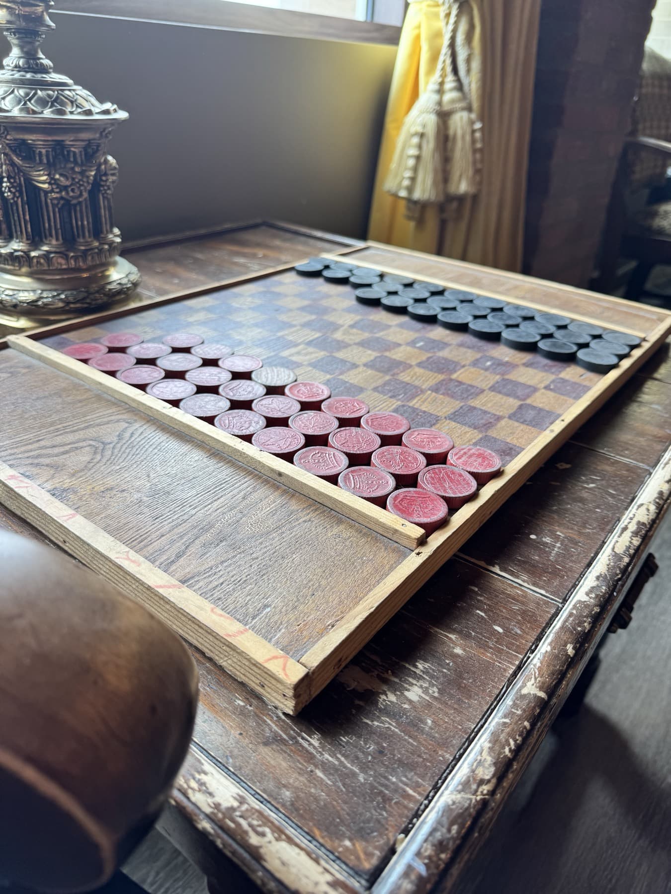 Jeu de dames sur une table ancienne du speakeasy
