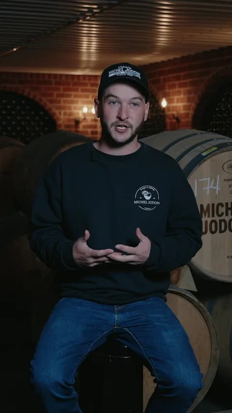Short de la Cidrerie Michel Jodoin dans le chai à tonneaux